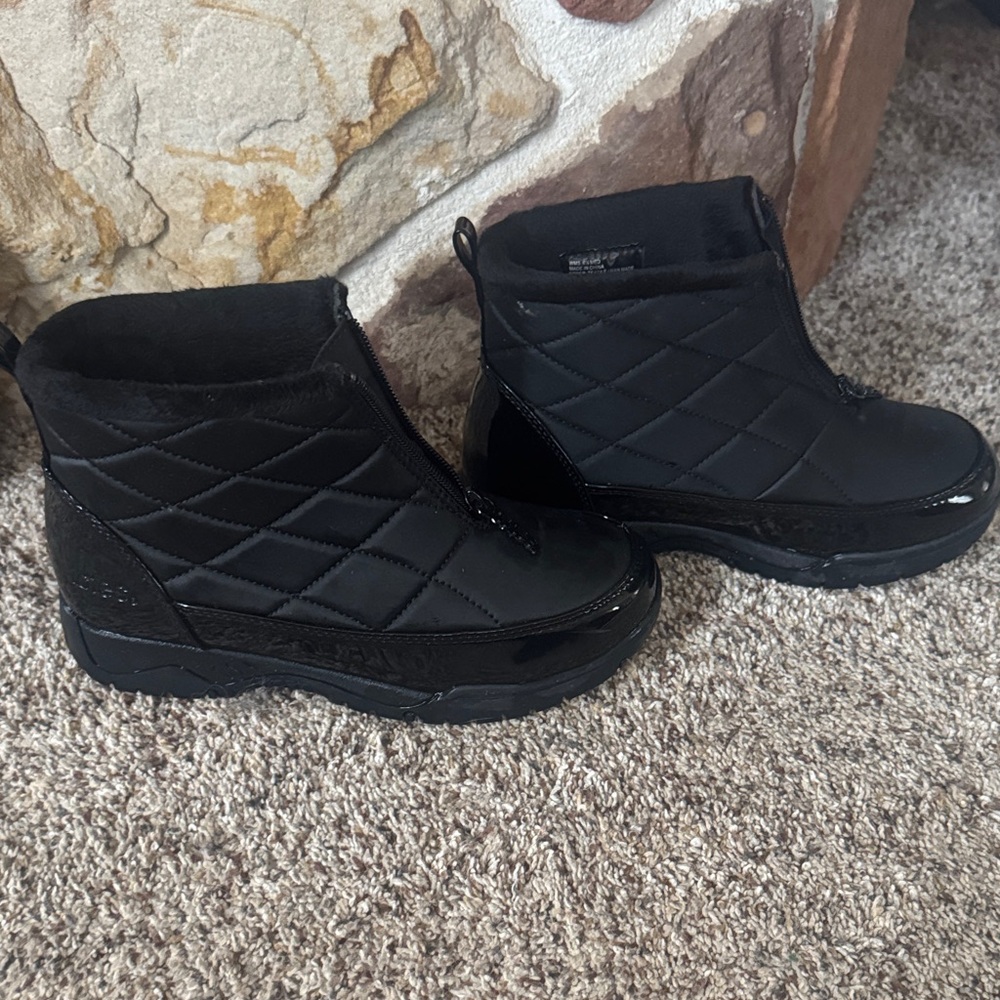 totes Black Quilted Winter Boots